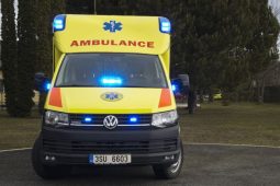 S ledovým klidem vykradl prázdnou sanitku. Zdravotníci v té době zachraňovali život člověka