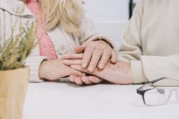 Senioři berou desítky léků. Farmaceuti teď hledají skrytá rizika