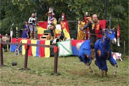 Čtvrtstoletí Slavností Pernštejnského panství. Letos s Yo Yo Bandem, Tata Bojs i swingem