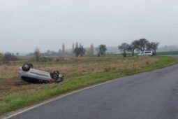 Řidič na Třebíčsku dostal smyk a přetočil auto na střechu. Mezi zraněnými byly i dvě děti