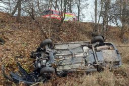 Nehoda u Telče. Auto skončilo na střeše, řidič byl pod vlivem alkoholu