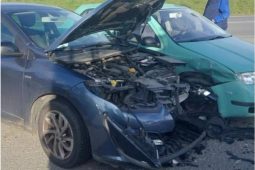 Srážka aut u Jihlavy. Senior nedal při odbočování přednost