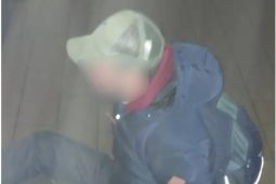 Mop proti noži. Odvážná obsluha benzinky v Třebíči zahnala opilého lupiče