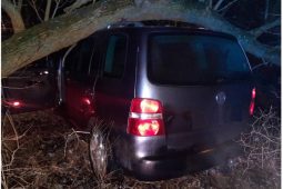 Napadení expartnerky, únik před policií a havárie. Třebíčští policisté zadrželi hledaného recidivistu