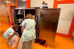 Výtahy zvládají sami. Jihlavská nemocnice jako první v Česku nasadila šest autonomních robotů