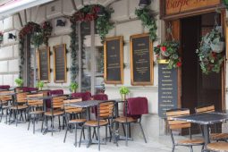 Restaurace a kavárny bojují s rostoucími poplatky OSA. Hledají levnější alternativy