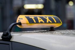 Falešný policista, falešný bankéř a 300 tisíc v ohrožení. Zasáhl taxikář