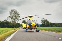 Střet auta s kamionem u Stonařova. Těžce zraněnou řidičku transportoval vrtulník