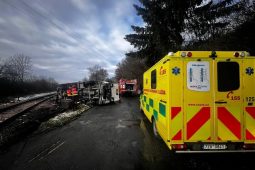Nákladní auto se na Zlínsku střetlo s vlakem, zraněný řidič zůstal ve voze zaklíněný