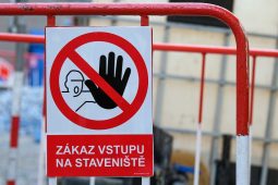 Stezka pro chodce a cyklisty podél Moravy zůstane i přes zimu uzavřena
