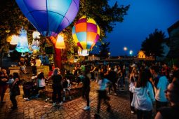 Zámostí bude letos jiné. Hudbou ožije okolí zámku, radnice i továrna