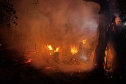 Drama na Jablonecku: Hasiči vytáhli muže z hořícího domu, museli ho oživovat