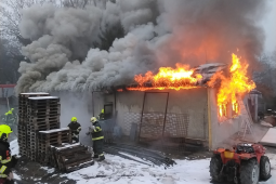 Pět jednotek hasičů likvidovalo požár v areálu zahradnictví v Novém Boru