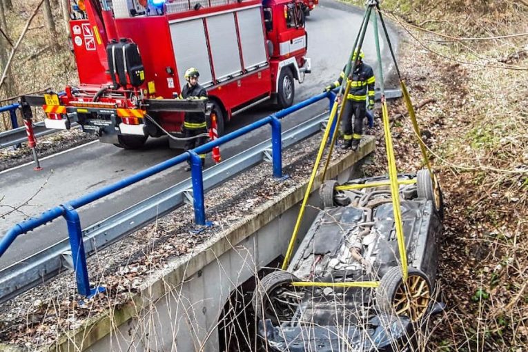 Havarované auto na střeše
