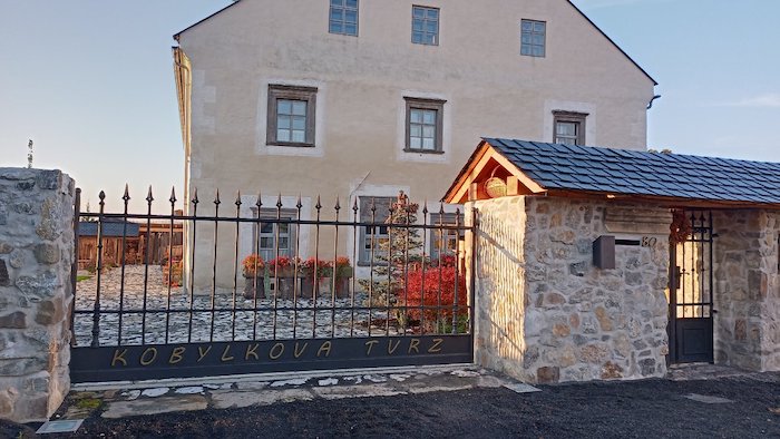 Tvrz Kobylků