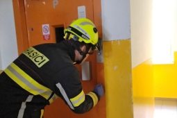 Zaseknutí ve výtahu? Kdy volat a nevolat hasiče