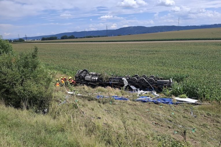 Řidič kamionu vyjel mimo dálnici a převrátil se do kukuřičného pole, foto Hasičský záchranný sbor Olomouckého kraje