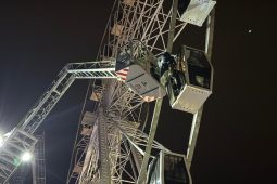 Vyhlídkové kolo v Olomouci se zastavilo: uvězněné návštěvníky museli sundat hasiči