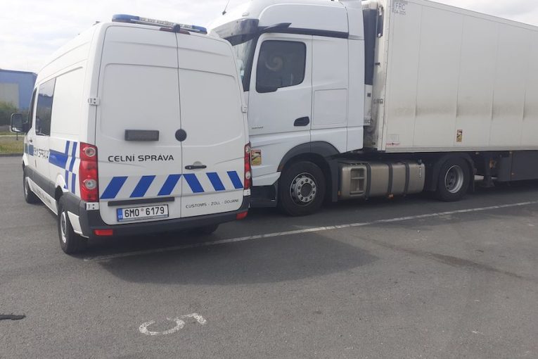 Kamion převážející nelegální alkohol