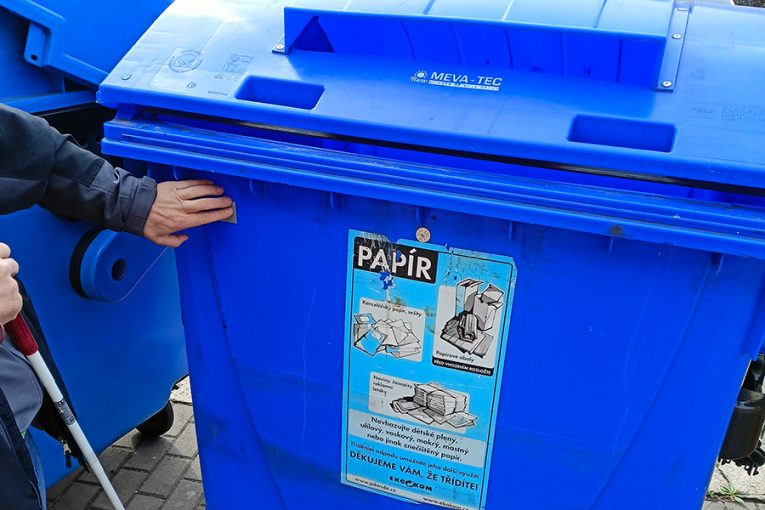 Kontejner na papír s označením v Braillově písmu