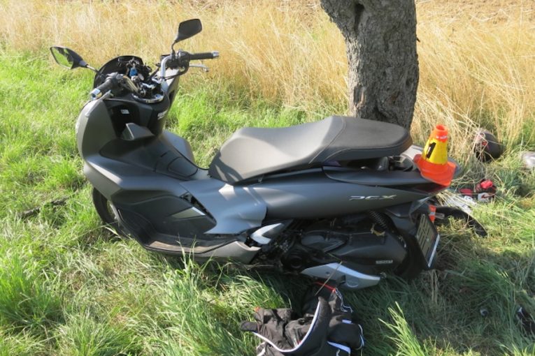 S motorkou skončil ve stromě