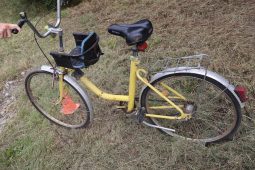 Na místní cestě u Náměště srazil cyklistu s vnučkou a ujel, neviděli jste nehodu?