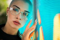 Nosit dioptrické brýle je také módní a designovou záležitostí – stačí pouze najít vhodnou optiku.