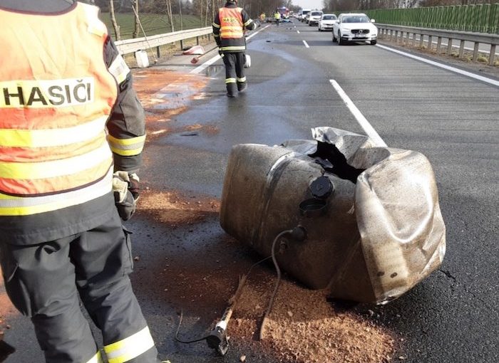 Utržená nádrž s naftou