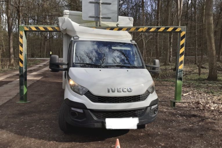 Dodávka se zachycenou konstrukcí