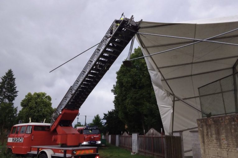 Vítr odnesl zahradní stan