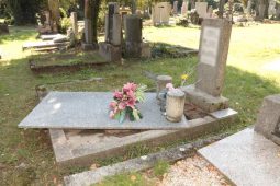 Kriminalisté dopadli vandala, který poničil hroby na olomouckém hřbitově 