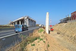 V sobotu se budou montovat nosníky na mostě přes budoucí dálnici D1 před Říkovicemi. Počítejte s možným zdržením