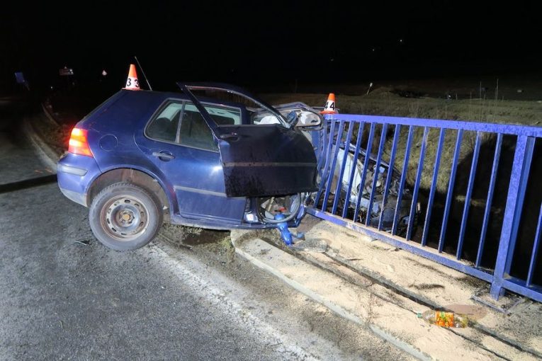 Auto narazilo do zábradlí mostu