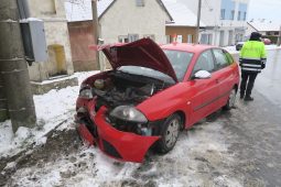 Více než stovka nehod, jeden mrtvý: sníh zkomplikoval dopravu v kraji