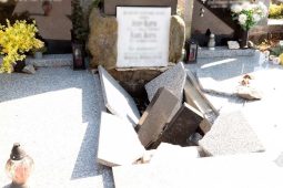 OBRAZEM: Desítky poškozených hrobů. Vandal znesvětil místo posledního odpočinku