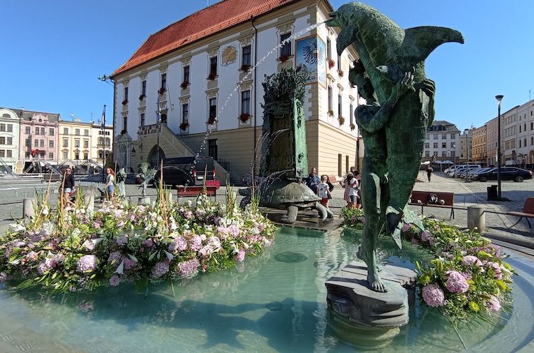 Květinová výzdoba v Arionově kašně v Olomouci