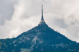 Prodej Ještědu se odkládá: Liberecký kraj stále jedná o smlouvě hotelu a vysílače