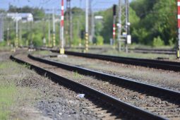 Tragédie na železnici u Říčan. Mladík zřejmě cestoval mezi vagony