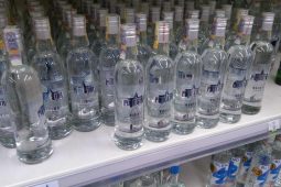 Šestnáctiletý mladík ležel ve sněhu s lahví vodky. Odvezla ho záchranka