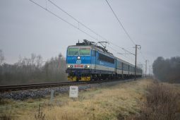 Mladík si lehl přímo mezi koleje projíždějícího vlaku