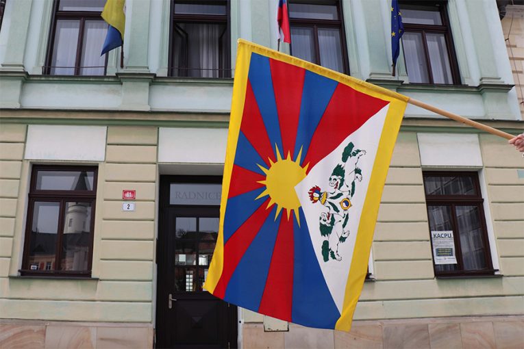 Tibetská vlajka na přerovské radnici