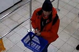 Strážníkům se má ozvat žena na snímku. Mohla vidět sprejery přímo v akci