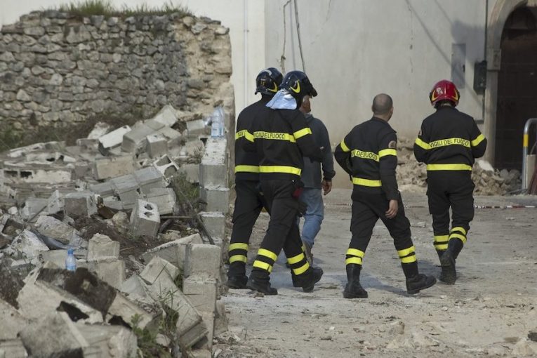 Hasiči, pomoc po zemětřesení