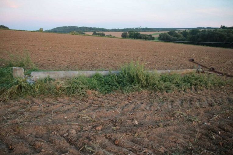 Zlomený sloup vysokého napětí