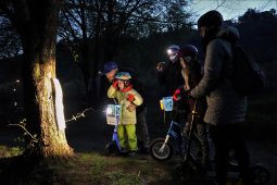 Noční koloběžkování: Čelovky nasadit, dobrodružství pro malé i velké začíná!