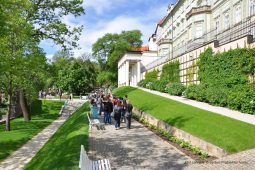 Vycházky pro milovníky historie: Objevte Prahu s průvodcem