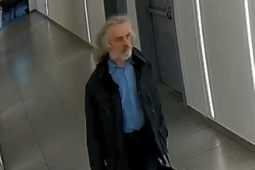 Kopanec za dvacet tisíc! Neznámý vandal zdemoloval dveře na toaletách, policie ho teď hledá