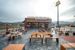 Po stopách českých králů. Nová restaurace McDonald’s otevírá v Králově Dvoře na Berounsku