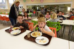 Co se děje ve školních jídelnách. Hygienici mají jasno