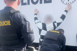 Razie na trzích: Policie odhalila nelegální migranty, drogy i padělky za pár stovek!
